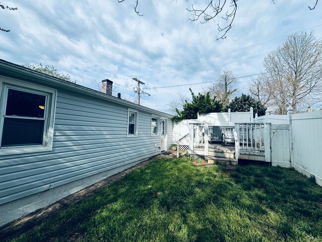 Building Photo - Adorable Cottage