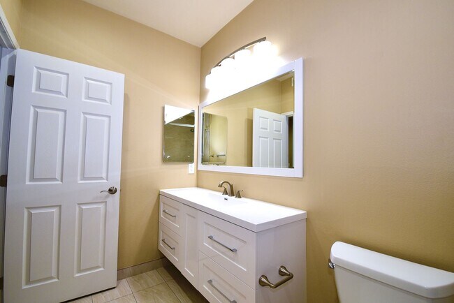 Building Photo - SPECIOUS 2 BED 2 BATH CONDO WITH ATTACHED ...