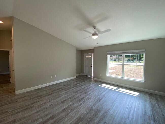 Building Photo - Custom Home - Desirable SE Ocala Neighborhood 3/2/2 **Won't Last**