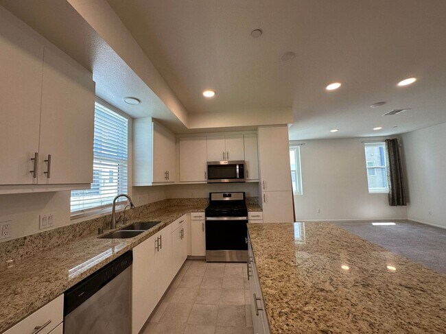 Building Photo - 4 BEDROOM HOME FOR LEASING IN RANCHO CUCAMONGA