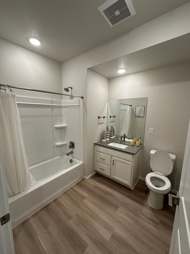 Building Photo - Raindance main floor condo move in ready.