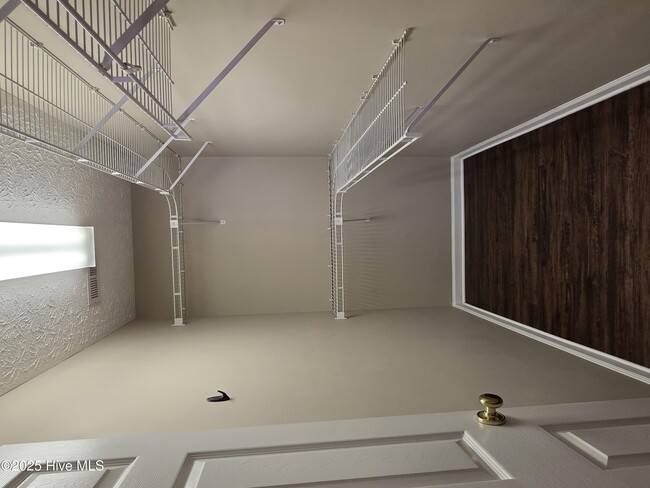 Building Photo - 345 Farina Dr