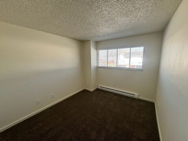 Building Photo - Fully updated Two Bedroom with Washer/Dryer
