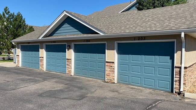 Building Photo - **Cozy condo available in Lowry!!**