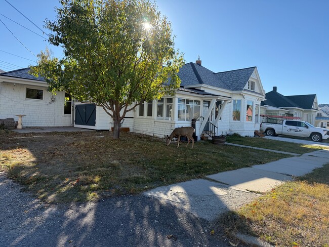 Building Photo - 215 W 5th St