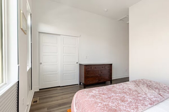 Building Photo - 2824 W Parkside Pl