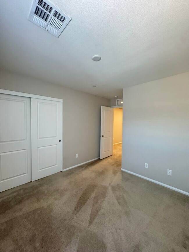 Building Photo - Beautifully Upgraded Townhome in Inspirada
