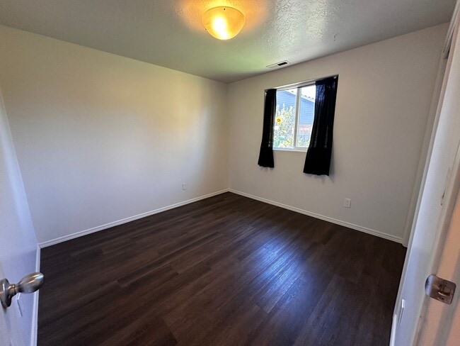 Building Photo - 3 Bedroom 2 Bath Single Family House