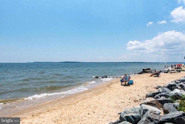 Building Photo - 933 Golden W Way