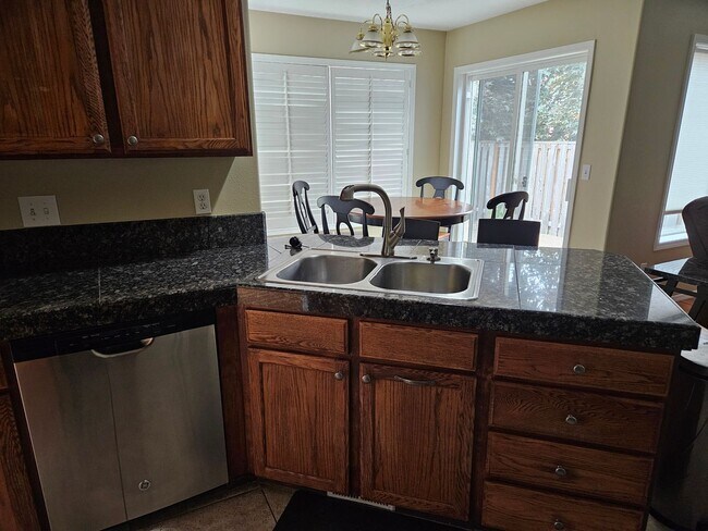 Building Photo - Spacious 4 bedroom, 2 1/2 bath House