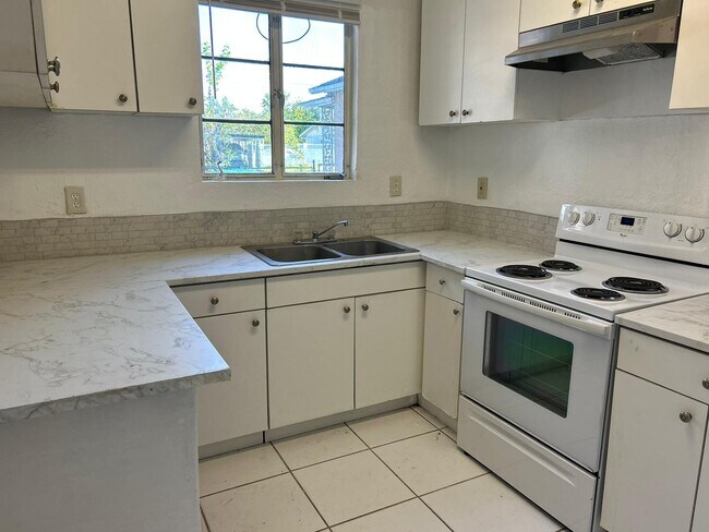 Building Photo - 4246 Minoso St