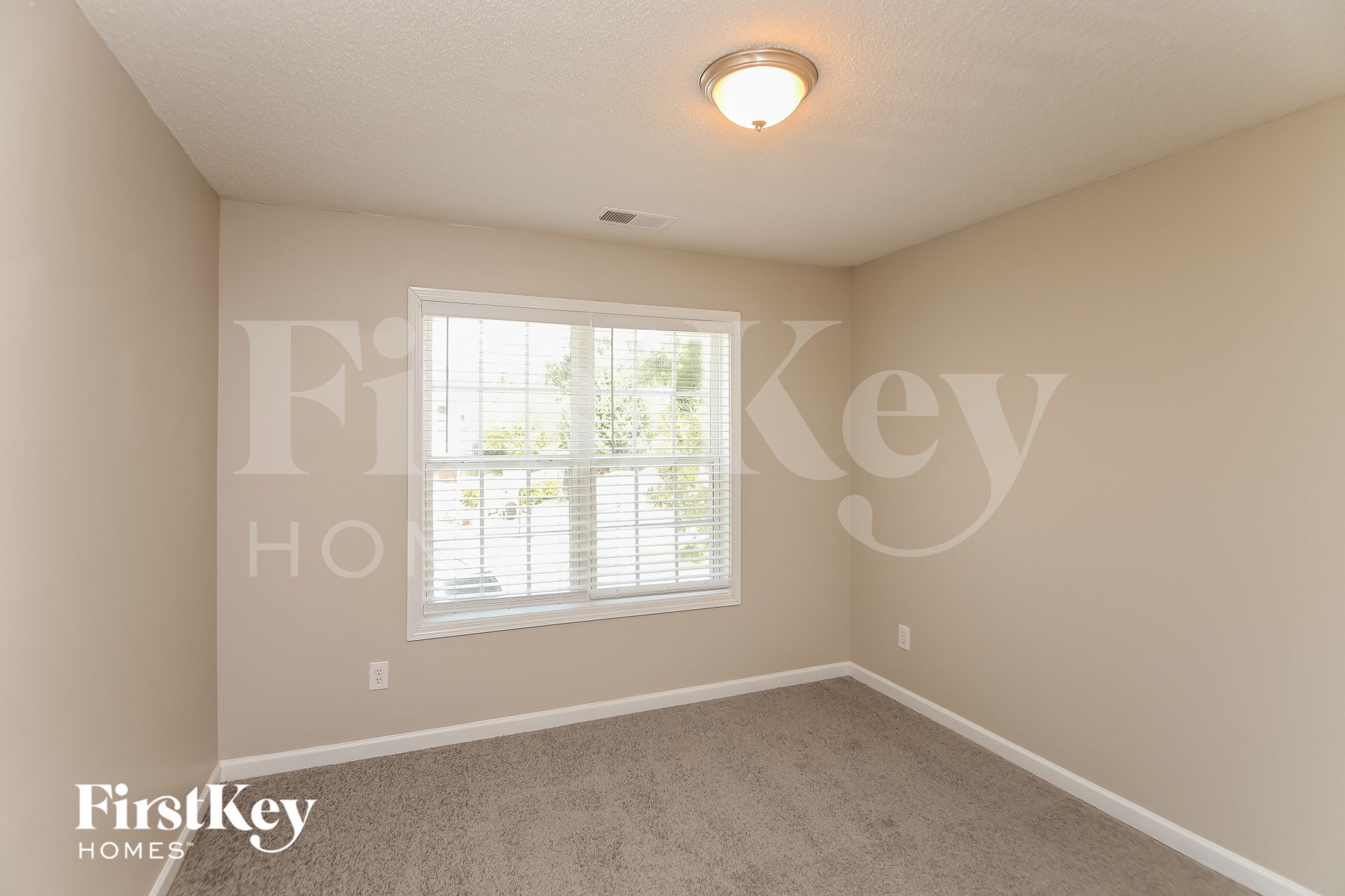 Building Photo - 136 Four Oaks Dr