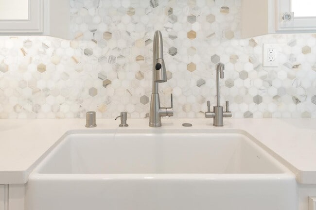 Building Photo - 226 W Edith Ave