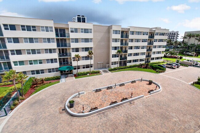 Building Photo - 1236 Hillsboro Mile