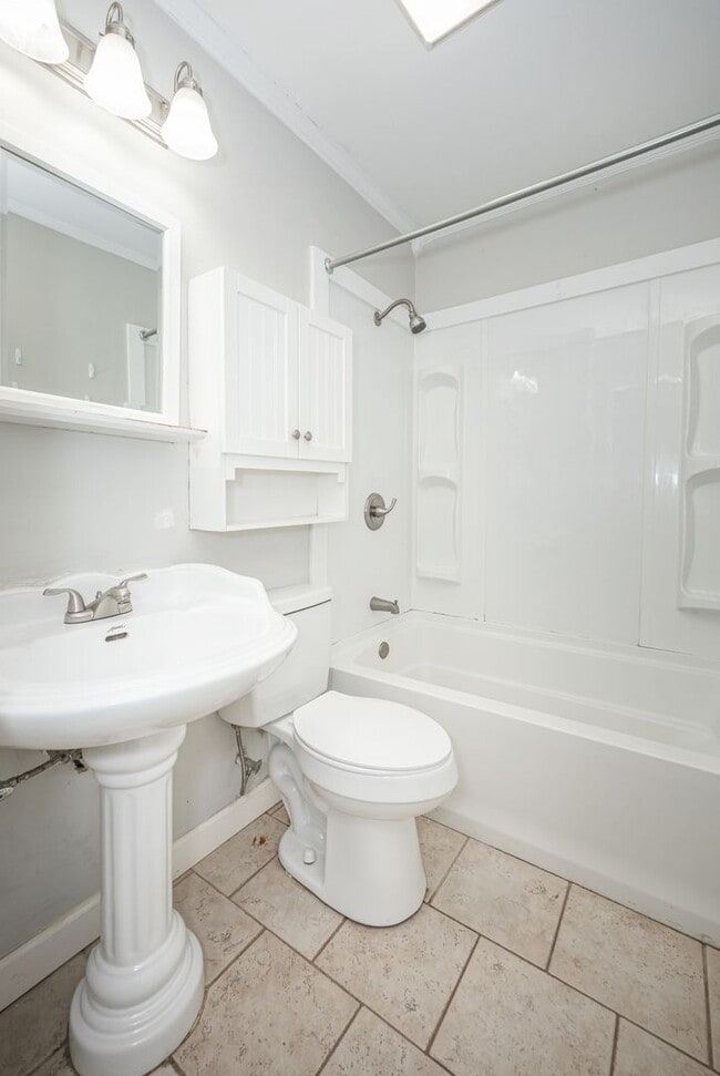 Building Photo - Adorable Updated Cottage in Pascagoula