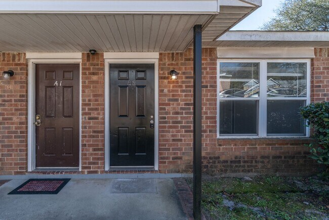 Building Photo - Updated 2 Bed/1 Bath Duplex Available for Rent Now!