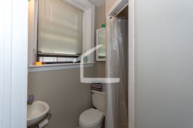 Building Photo - Don't miss out 3 bed 2 bath in Allston