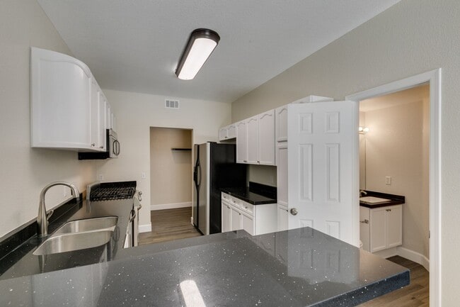 Building Photo - Modern 2-Bedroom Green Valley Townhome