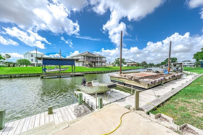 Building Photo - 302 Palm Dr