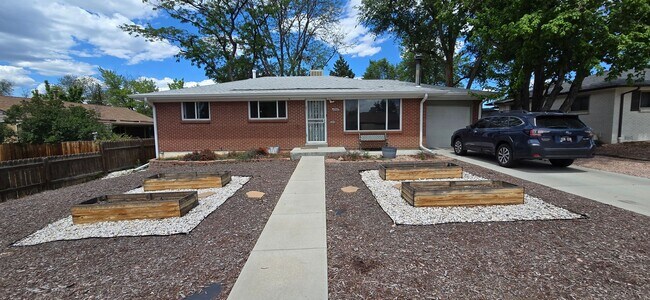Building Photo - Spacious Ranch-Style 5BR Home w/ Finished Basement & Large Fenced Yard