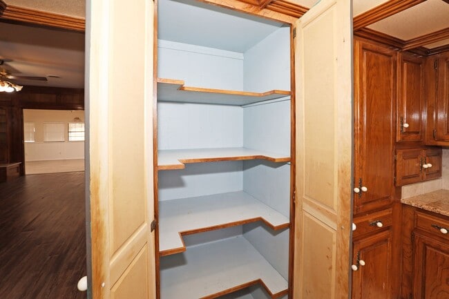 Building Photo - Spacious Canyon Home