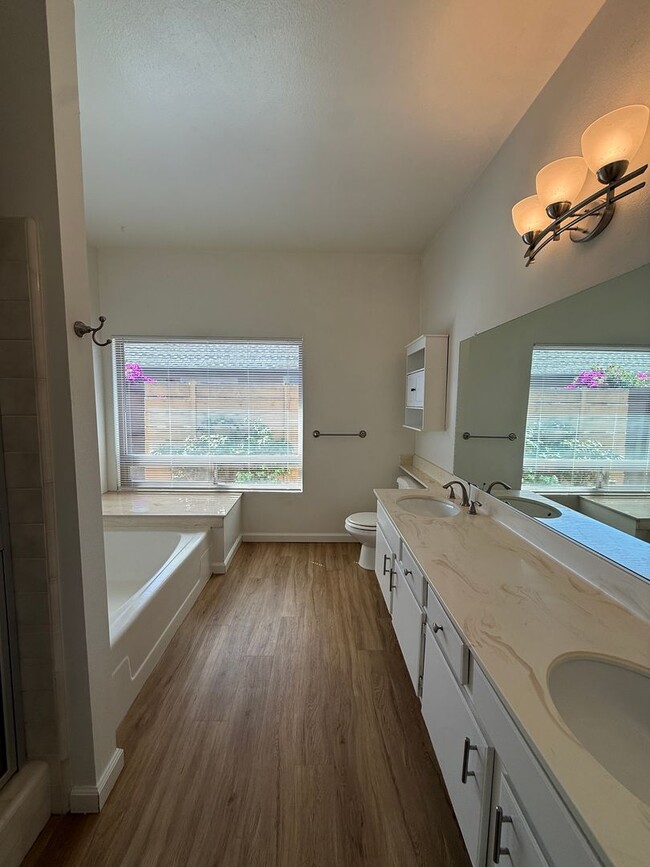 Building Photo - Located in Bauer Estates Near The Country ...