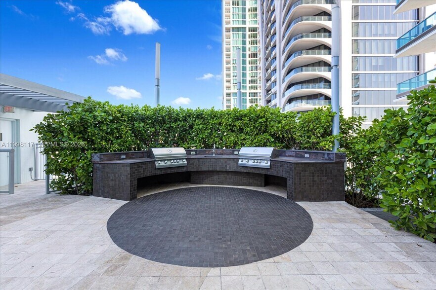 Building Photo - 900 Biscayne Blvd