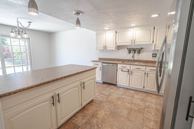 Building Photo - 4 Bedroom Home for Rent in Valencia!