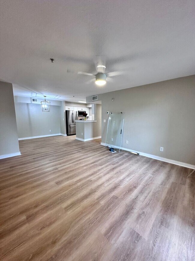 Building Photo - Fully Renovated  2B/2B  Condo near Beach in the Heart of Destin!