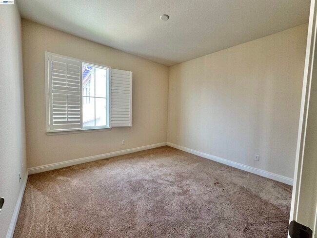 Building Photo - 2458 Marsanne St