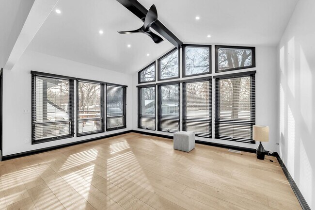 Building Photo - 15160 W Oak Spring Rd