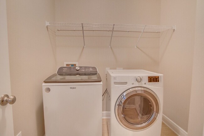 Building Photo - $300 Off First Month’s Rent – Beautiful Po...