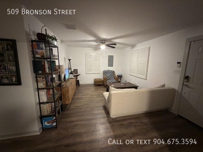 Building Photo - 509 Bronson St