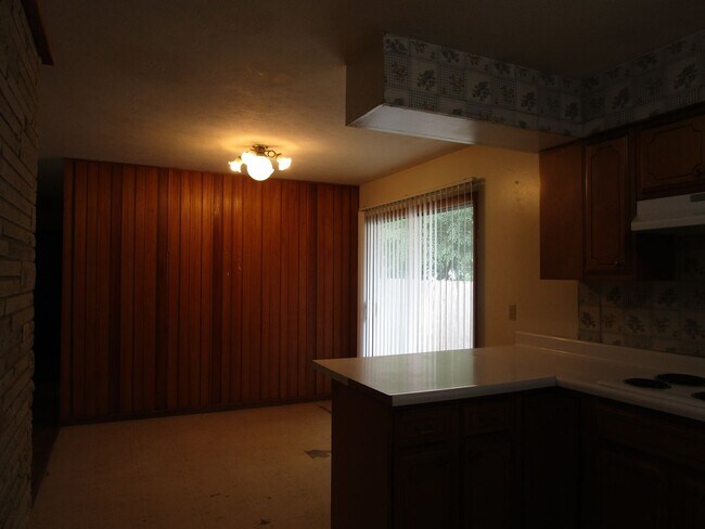 Building Photo - Privacy Fence and a Garage!