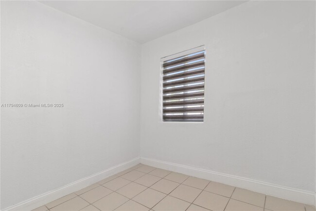 Building Photo - 33 E 60th St