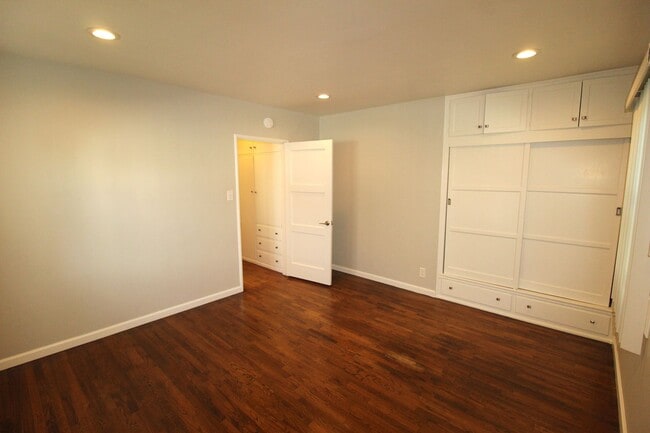 Building Photo - Quaint Midtown Ventura Duplex w/Many Upgra...