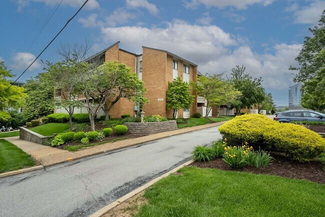 Building Photo - Two Bedroom, 2 Bath Creve Coeur Condo