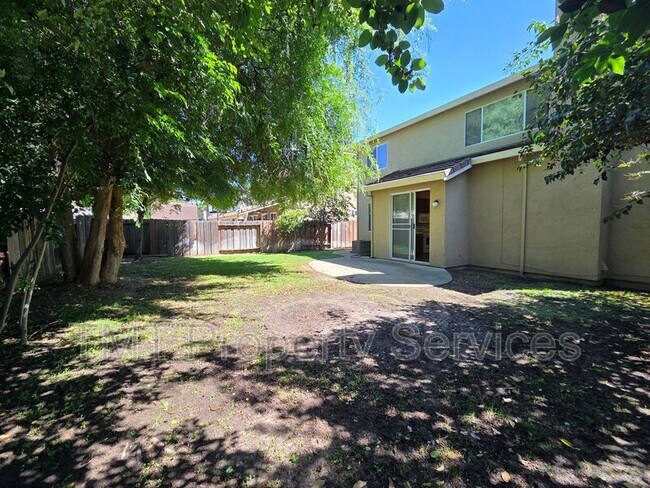 Building Photo - 1717 Providence Way
