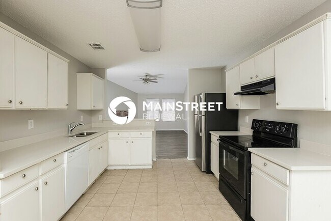 Building Photo - 4 Bedroom Pet-Friendly Home in Arlington, TX with Main Street Renewal