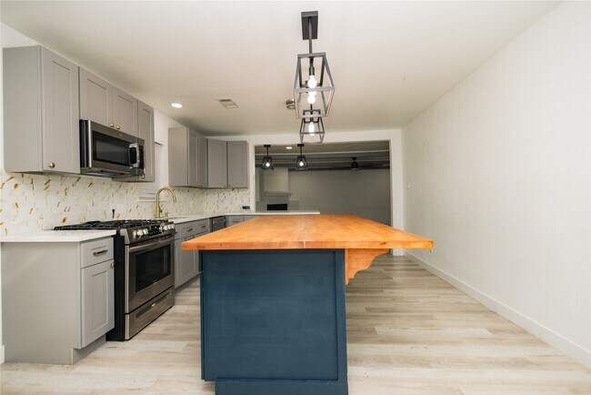 Building Photo - 2202 4th St