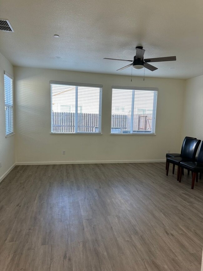 Building Photo - Beautiful Northside Los Banos Rental