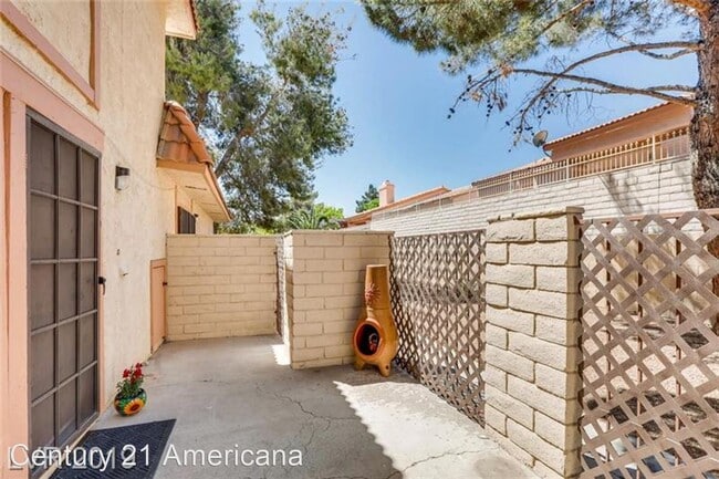 Building Photo - 1 br, 1.5 bath House - 1899 Avacado Court