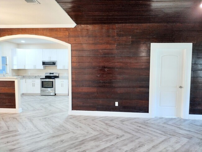 Building Photo - Woodlawn Beauty!