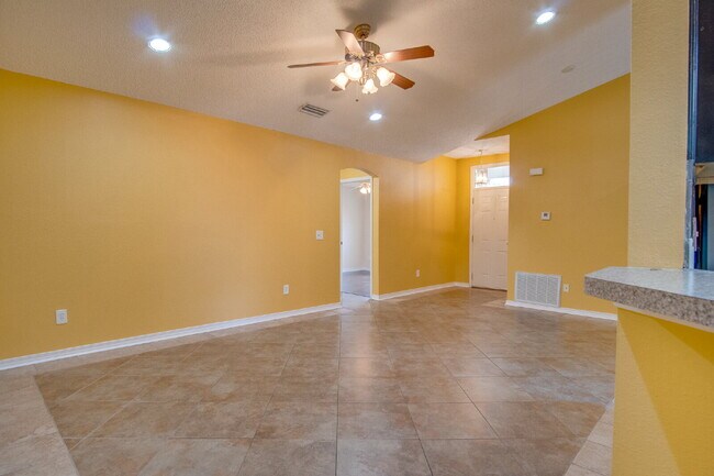 Building Photo - Spacious 3BR with Sunroom & Eat-In Kitchen – Holsberry Estates