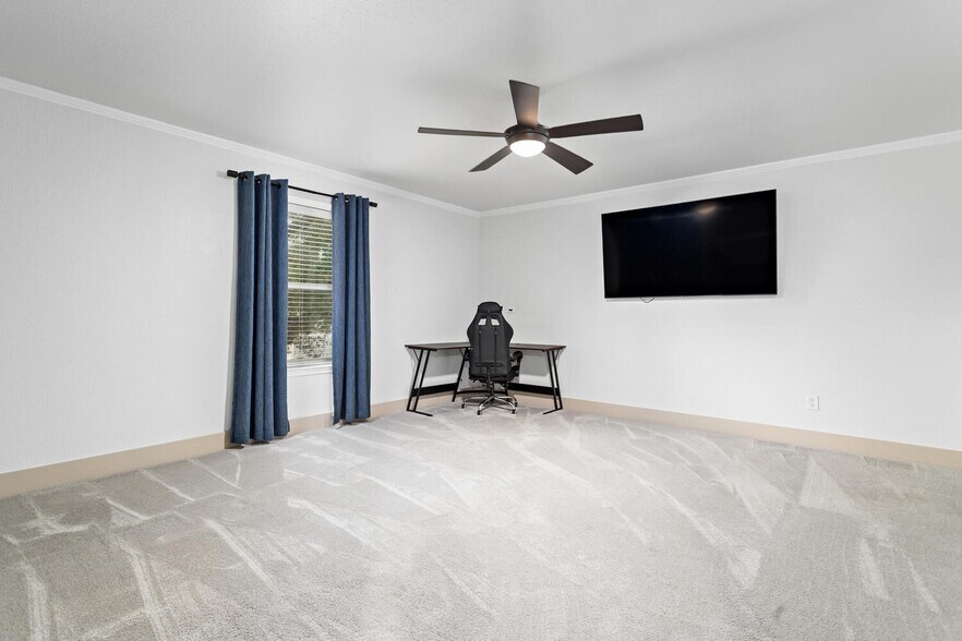 Upstairs Bedroom - 5885 Woodway Dr