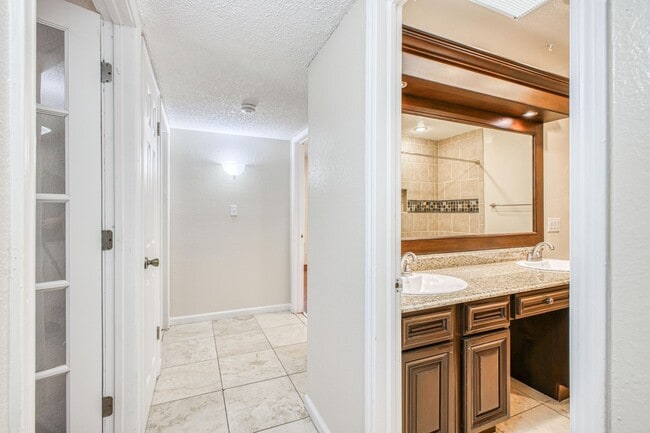 Building Photo - Beautiful House with 4 bed - 2 baths - office & covered big Jacuzzi