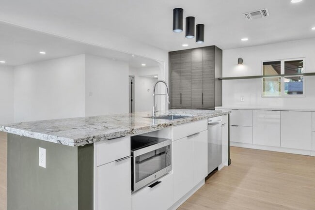 Building Photo - Completely Remodeled 6 bedroom/4 bath Home with New Pool