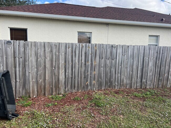 Building Photo - 701 SW Sarazen Ave