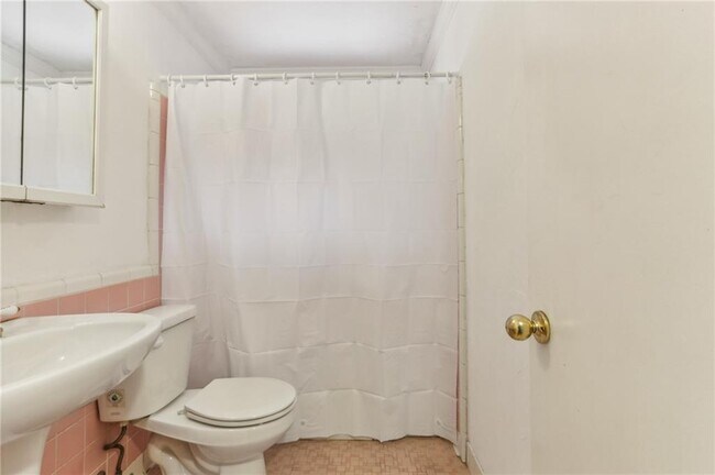 Building Photo - 91 Rumson Rd NE