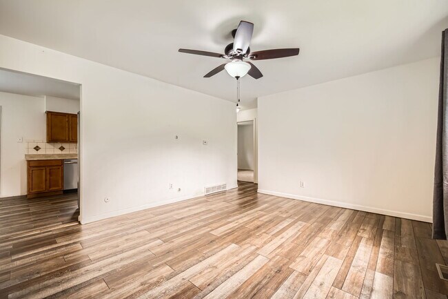 Building Photo - 605 Raemar Dr